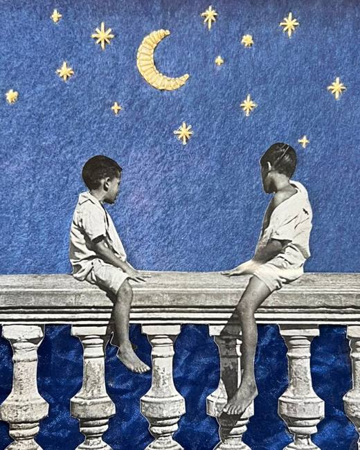 Colagem com bordado — dois meninos sob lua e estrelas bordadas